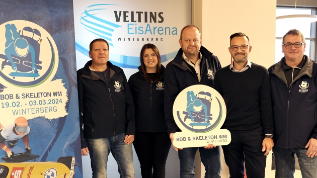 Veltins unterstützt die Bob- und Skeleton WM 2024 - Freuen sich auf die bevorstehende WM in der Veltins-EisArena: Michael Wenzl, Luisa Mette, beide Sportzentrum Winterberg, Stephan Pieper, Geschäftsführer der Sportzentrum Winterberg Hochsauerland GmbH, Michael Mailänder, Leiter Sponsoring/Eventmanagement der Brauerei C. & A. Veltins, Werner Adam, Sportzentrum Winterberg (v.l.).